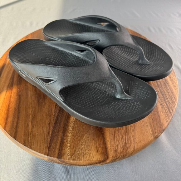 OOFOS Sport Recovery Sandals Flip Flops Comfortable Lightweight Black Cushy M-11 - Picture 1 of 7